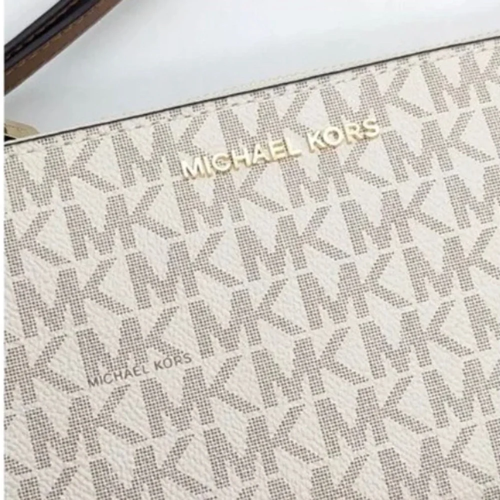 MICHAEL KORS Adele Logo Smartphone Double Zip  Wallet Color: Vanilla / Acorn - Picture 3 of 12